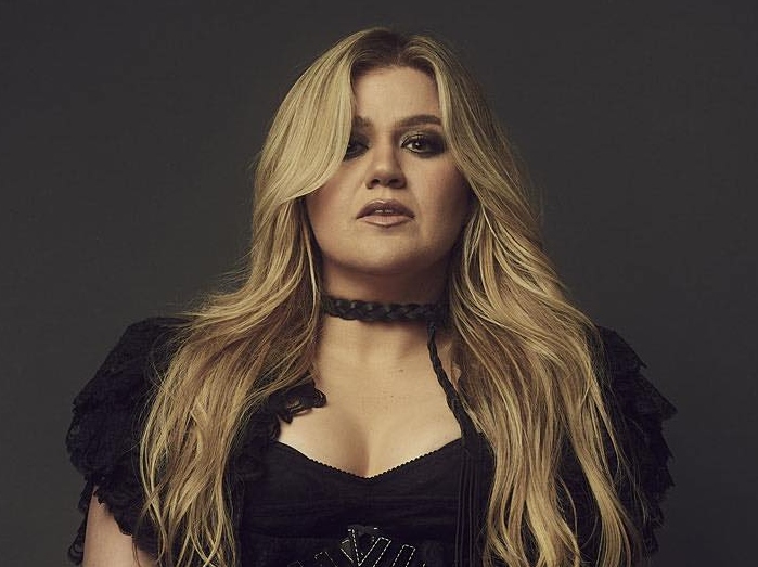 Kelly Clarkson acepta la IA, pero no en las listas con humanos